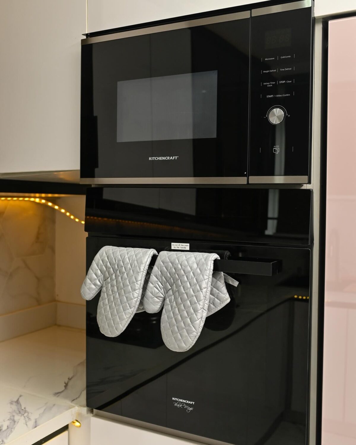 Spacious kitchen island and breakfast bar in a Premium Serviced Short Let Apartment.